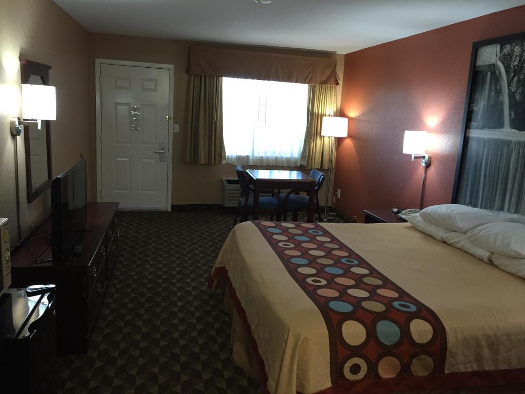 Super 8 By Wyndham Bastrop Tx Motel Bagian luar foto