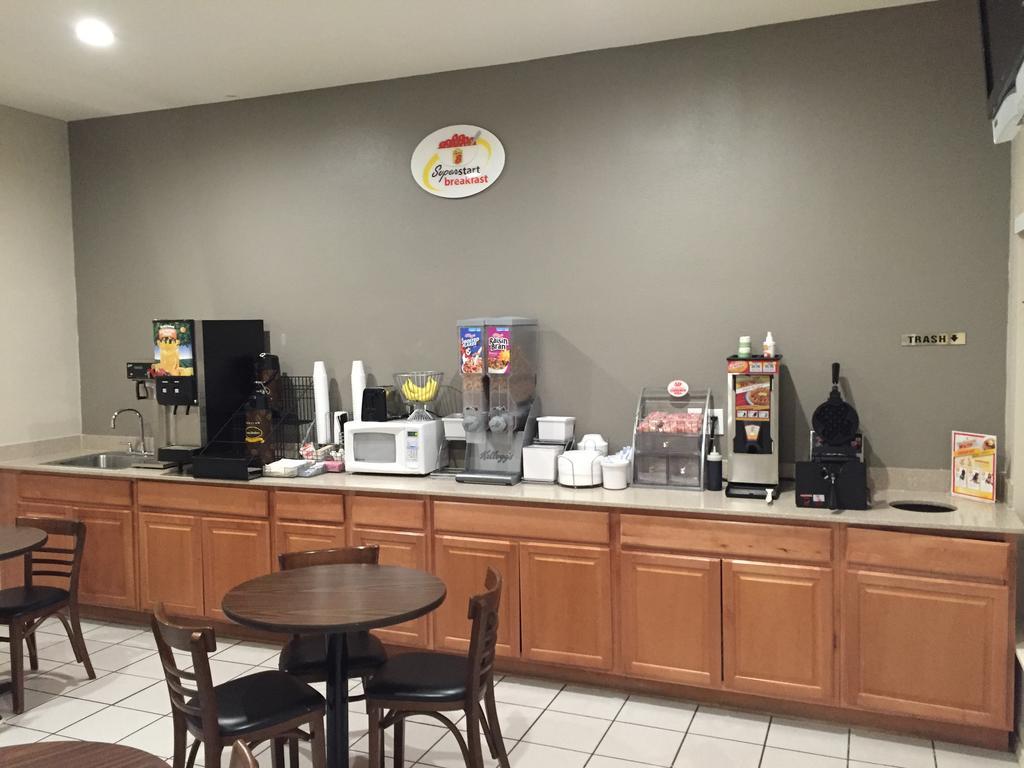 Super 8 By Wyndham Bastrop Tx Motel Bagian luar foto