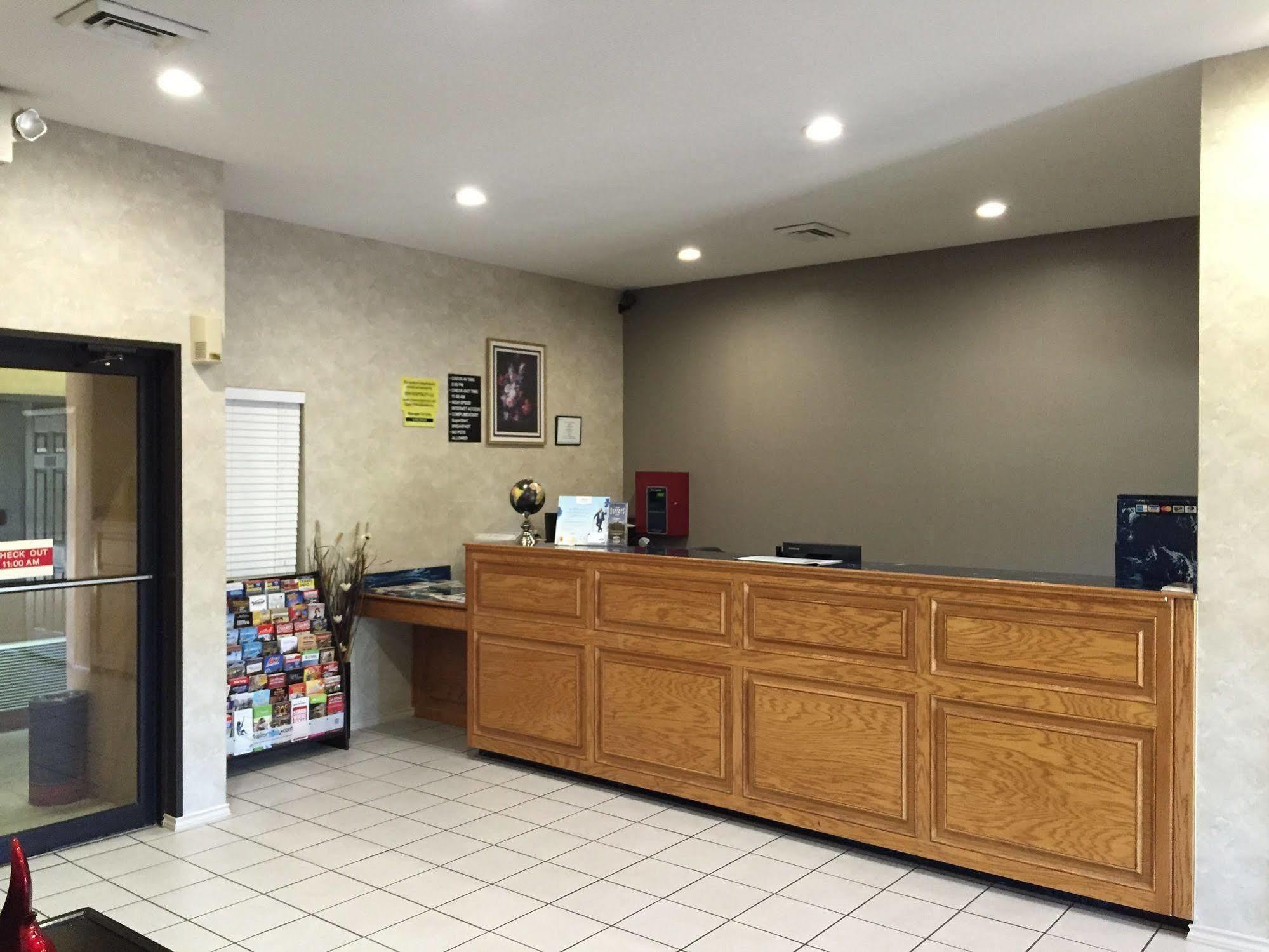 Super 8 By Wyndham Bastrop Tx Motel Bagian luar foto
