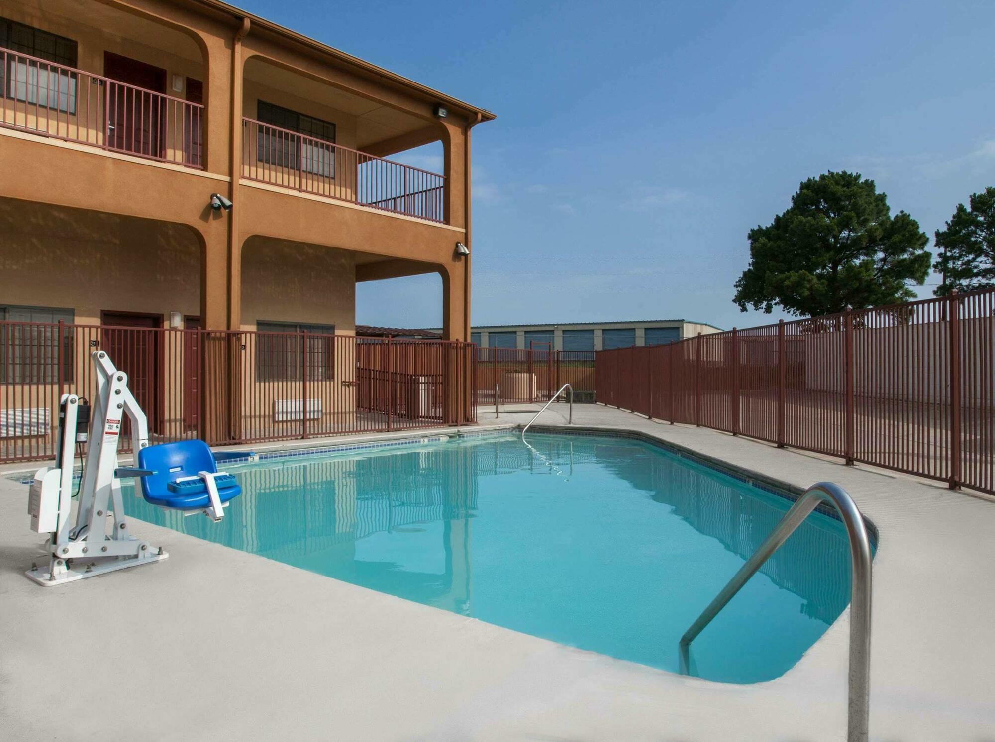 Super 8 By Wyndham Bastrop Tx Motel Bagian luar foto